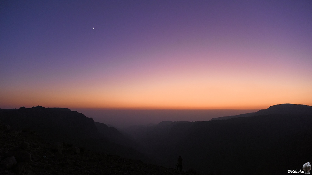 Mond über einer Schlucht in der späten Abenddämmerung
