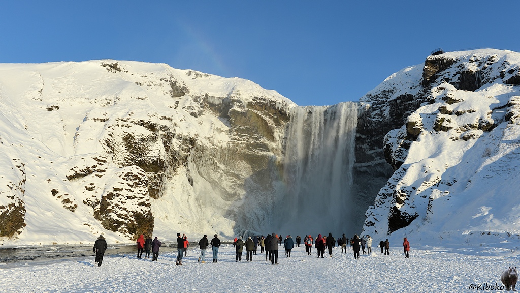 Das Bild zeigt Menschenmassen, die zu einen Wasserfall stürmen.