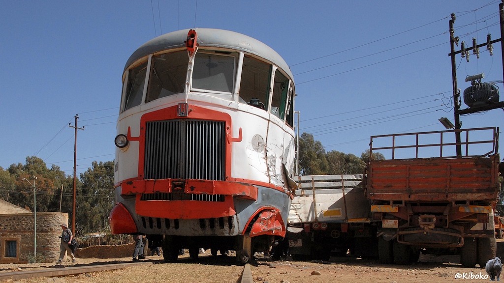 http://foto-kiboko.de/reise/eritrea2009/bilder/4/s435_Asmara_Littorina2_3319a.jpg