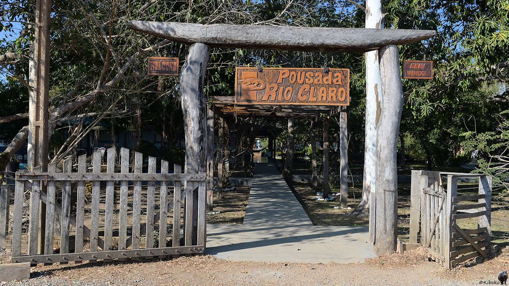 Holzportal am Eingang der Pousada Rio Claro