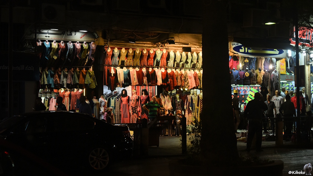 Bunte Kleider im Klamottenladen