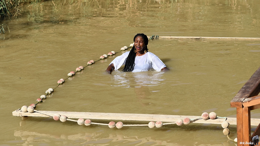 Afrikanische Christin beim Baden