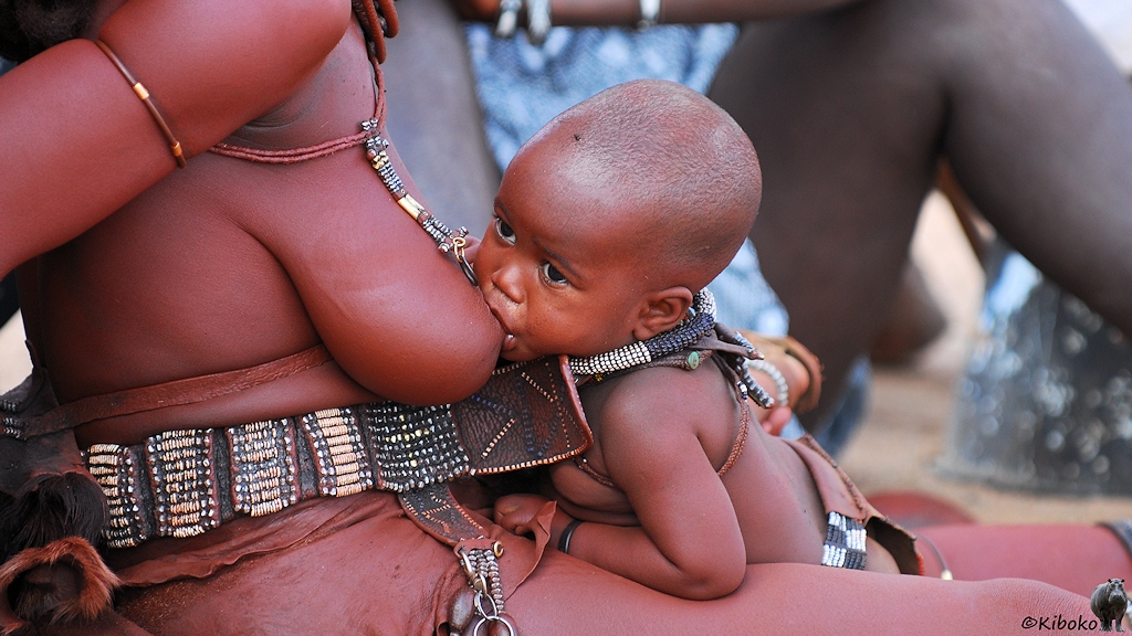 Ein kleiner Himba bei der Fütterung.