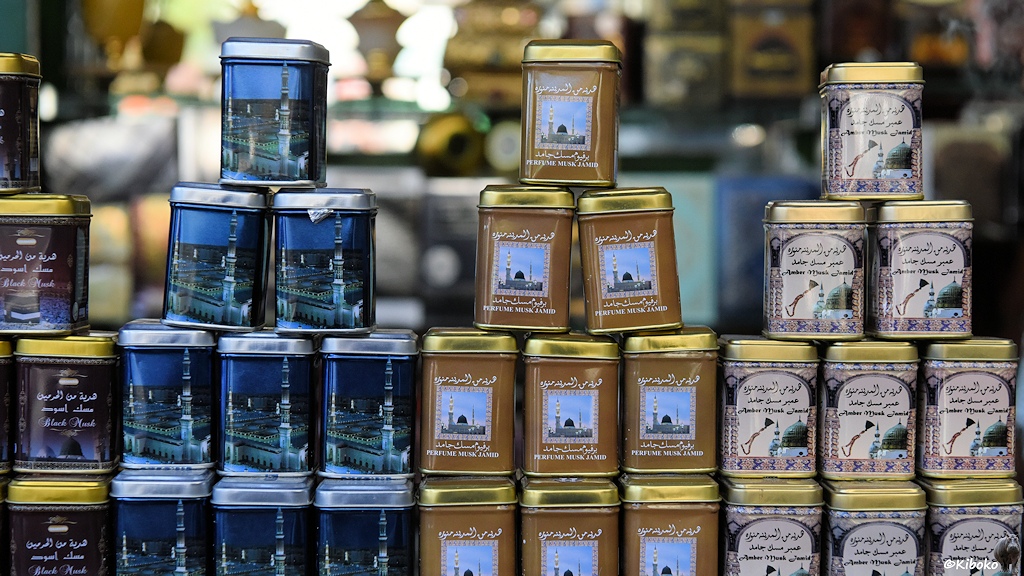 Zu Pyramiden aufgestellte Teedosen mit orientalischen Motiven