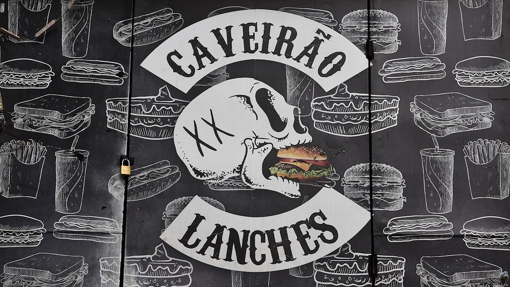 Tür eines dunkelgrauen Foodtracks mit einem burgeressenden Totenkopf