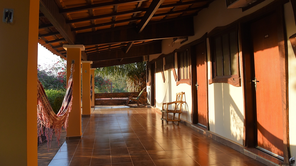 Überdachter Zugang zu den Zimmern im Pantanal Hotel
