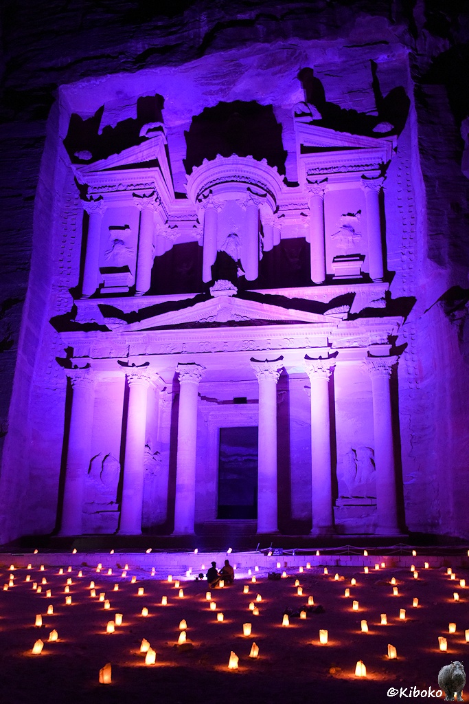 Lila Scheinwerferlicht beleuchtet das Schatzhaus