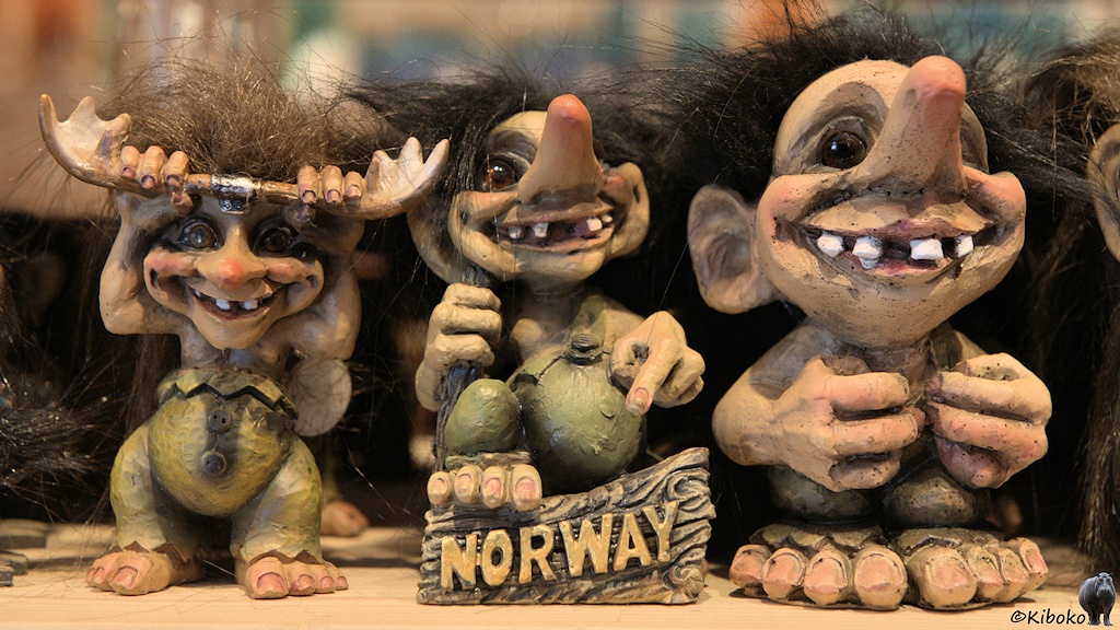 Das Bild zeigt drei barfüßige Trolle mit grünen Hosen, freien Oberkörper, langen Haaren und langen Nasen. Der erste trägt ein Elchgeweih. Der Zweite steht hinter einem Norway Schild. Der Dritte ballt die Fäuste.