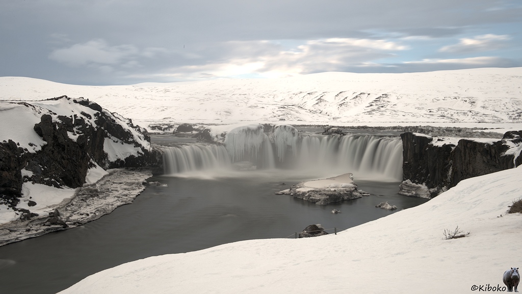 Der selbe Wasserfall aus der selben Perspektive, wie das vorherige Bild. Durch eine lange Belichtungszeit wird das fallende Wasser zu einem weißen Nebel.