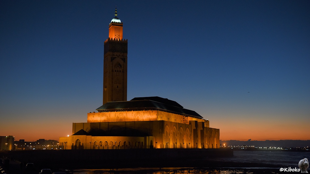 Das Bild eine beleuchtete Moschee zur blauen Stunde.