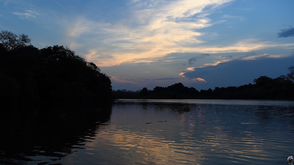 Beginn der blauen Stunde auf dem Fluss