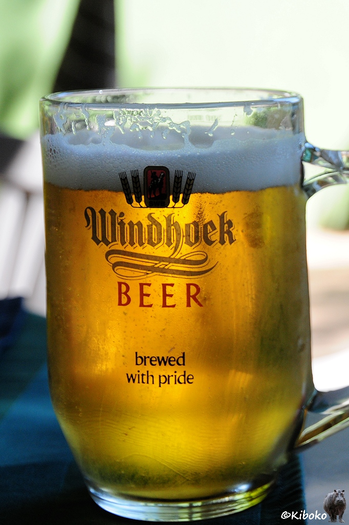 Gefülltes Bierglas mit der aufschrift 
