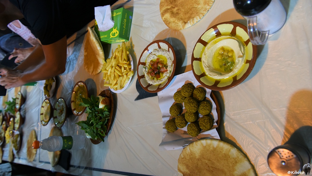 Festtafel mit Humus, Felaffel und Fladenbrot