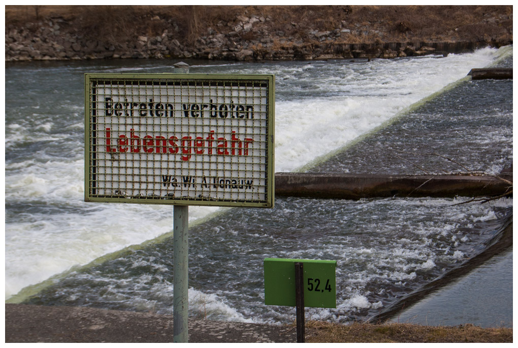 schildhintergittern.jpg