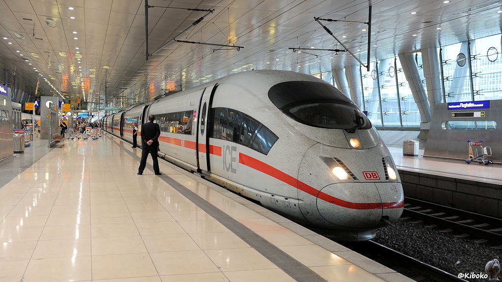 ICE im Flughafenbahnhof von Frankfurt
