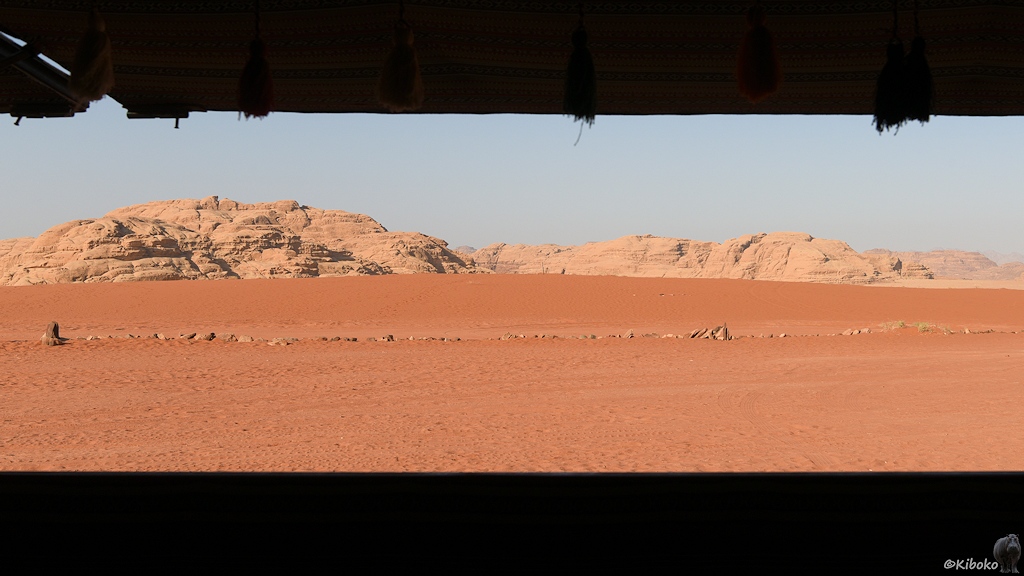 Wadi Rum durch eine Öffnung im Restaurantzelt