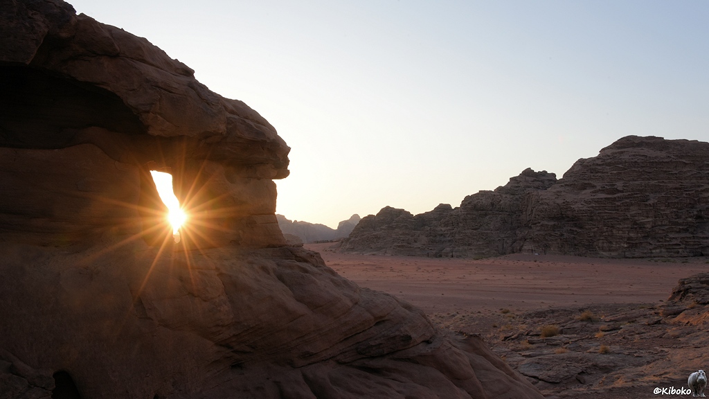 Sonnenstern in einer Felsöffnung