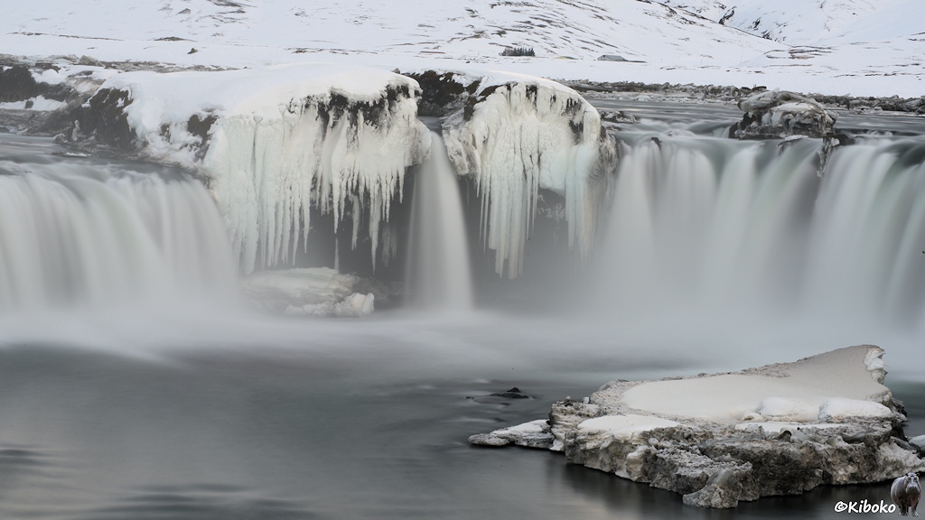 Detailansicht des mittleren Bereichs des Wasserfalls mit langer Belichtungszeit.