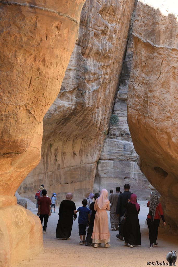 Verschleierte Frauen auf dem Weg durch die Schlucht
