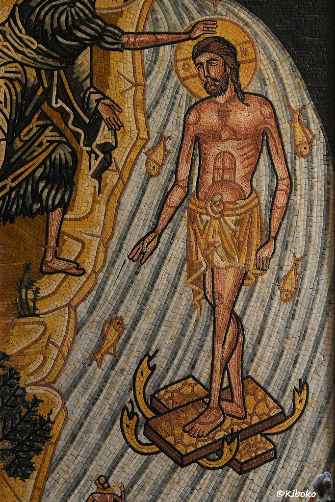 Modernes Mosaik zeigt einen Heiligen auf einem Surfbrett mit Schlangenantrieb