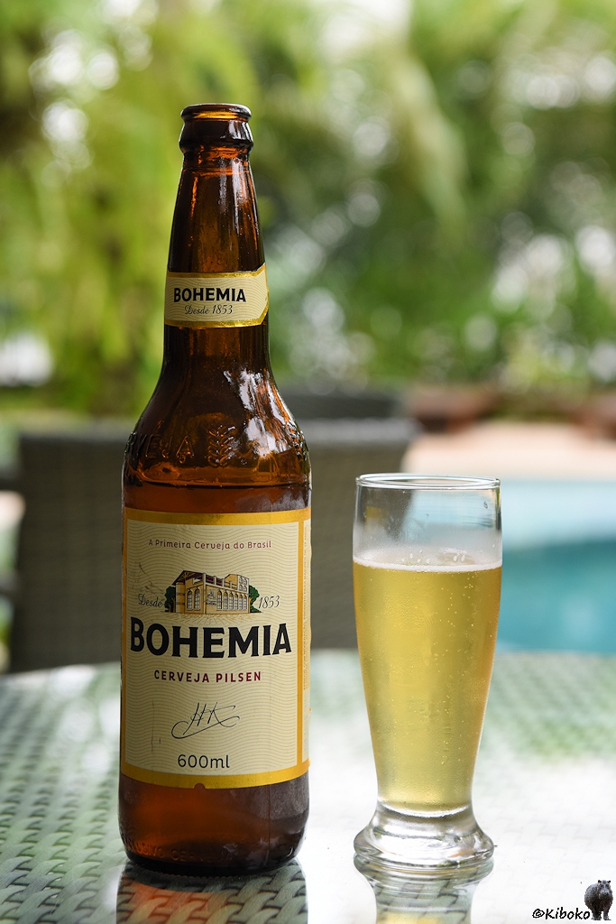 Bierflasche mit der Aufschrift Bohemia und ein volles Glas Bier