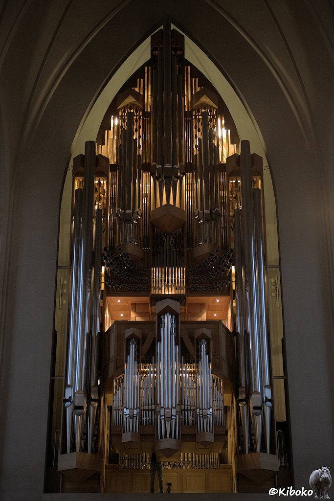 Eine Kirchenorgel geht über mehrere Etagen. Ein Mann steht unten in der Orgel.
