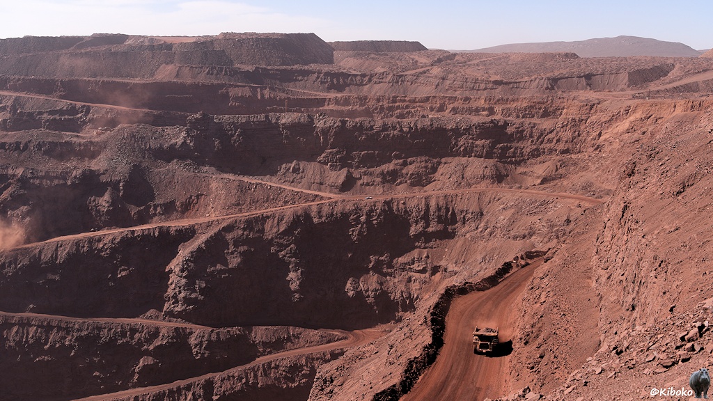 Blick auf die rechte Seite der Mine. Eine Schotterstraße führt aus der Mine heraus.