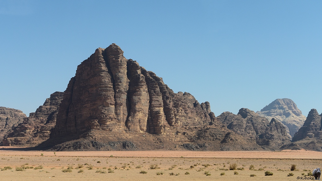 Berg mit Säulenmuster in der Wüste