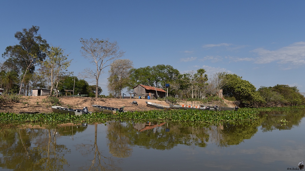 Boote und Nebengebäude der Fazenda am Ufer