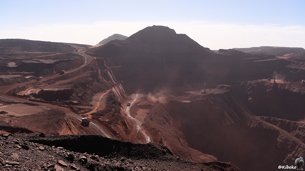 Blick auf die linke Seite der Mine. Eine Straße zur Verladeanlage führt links über einen Berg.