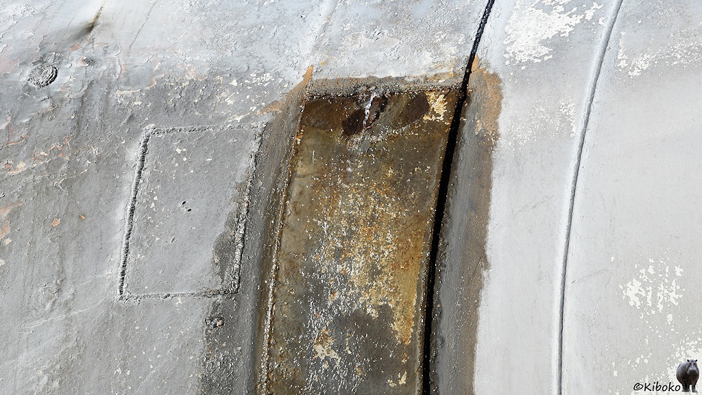 Das Bild zeigt das Loch im Kessel im Detail. Eine Schweißnaht eines Blechflickens ist undicht. Das Wasser tritt in einen kleinen Strahl aus und läuft entlang des Bleckflickens nach unten.
