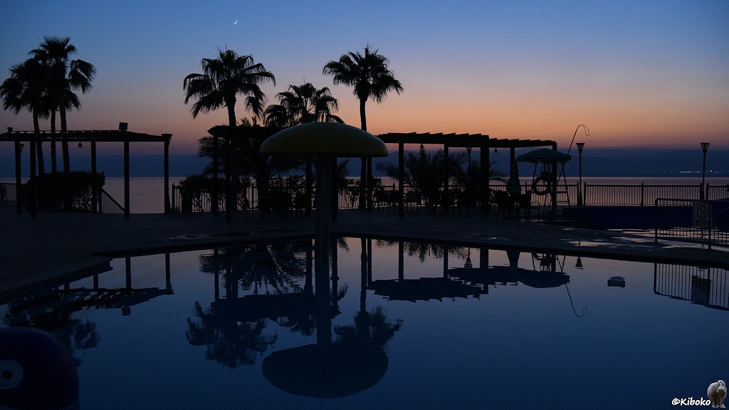 Abendliche Spiegelung am Schwimmbecken