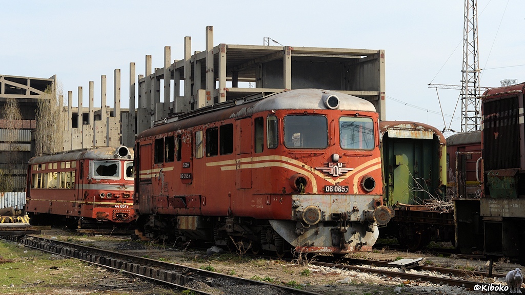 Das Bild zeigt eine rote Diesellokomotive an der Lampen und einige Fesnter fehlen.