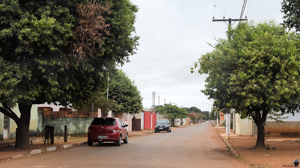 Straße in Pocone mit parkenden Autos