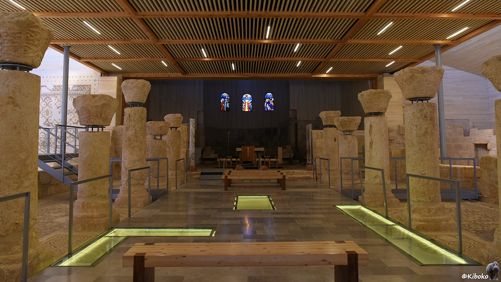 Innenansicht der modernen Kirche mit antiken Säulen