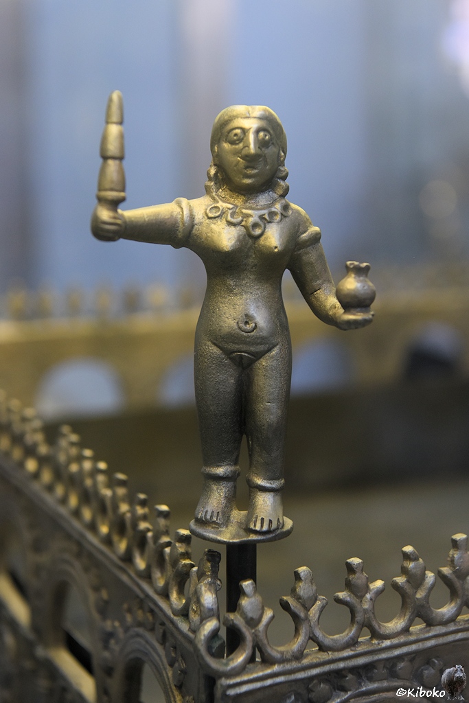 Bronzefigur mit Nudelholz