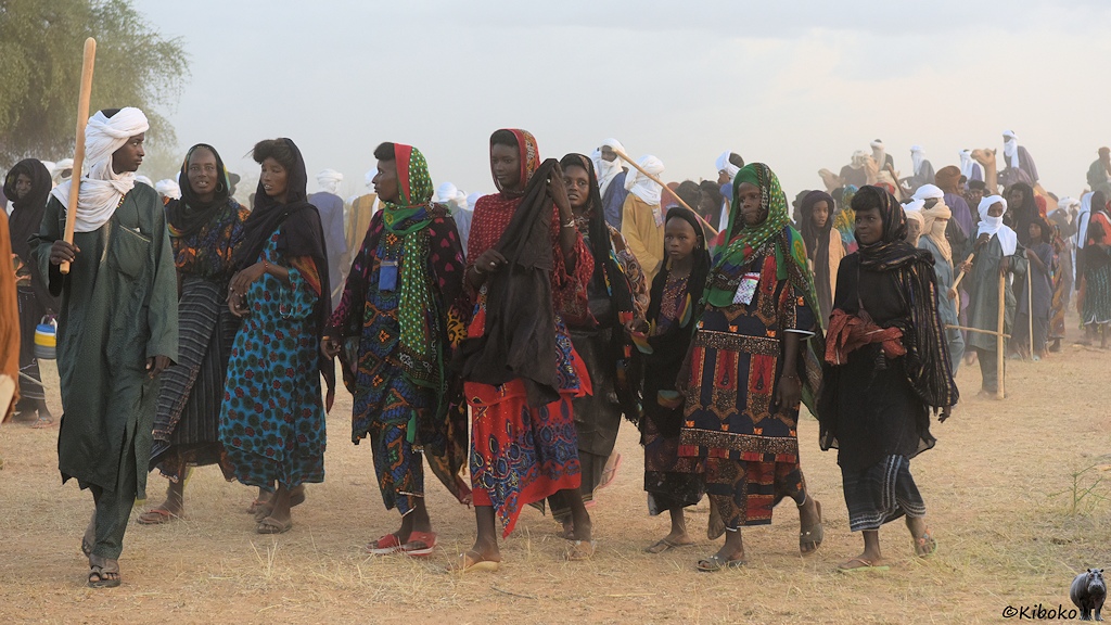 Das Bild zeigt eine Gruppe von 8 Frauen in dunklen, gemusterten Kleidern.