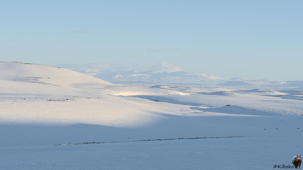 Schneebedeckte Hügellandschaft ohne Blickfang.