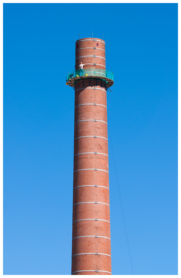 roterSchornsteinmitArbeitern001.jpg