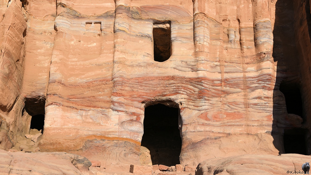 Königsgrab mit Sandsteinmuster