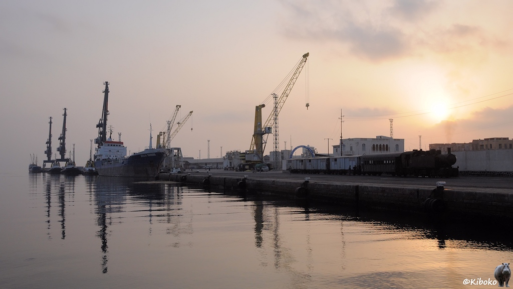 http://foto-kiboko.de/reise/eritrea2009/bilder/5/s504_Massawa_Hafen_0955a.jpg