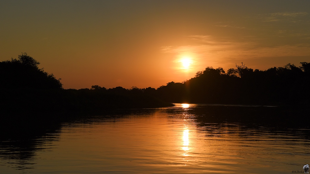 Sonnenuntergang über dem Fluss