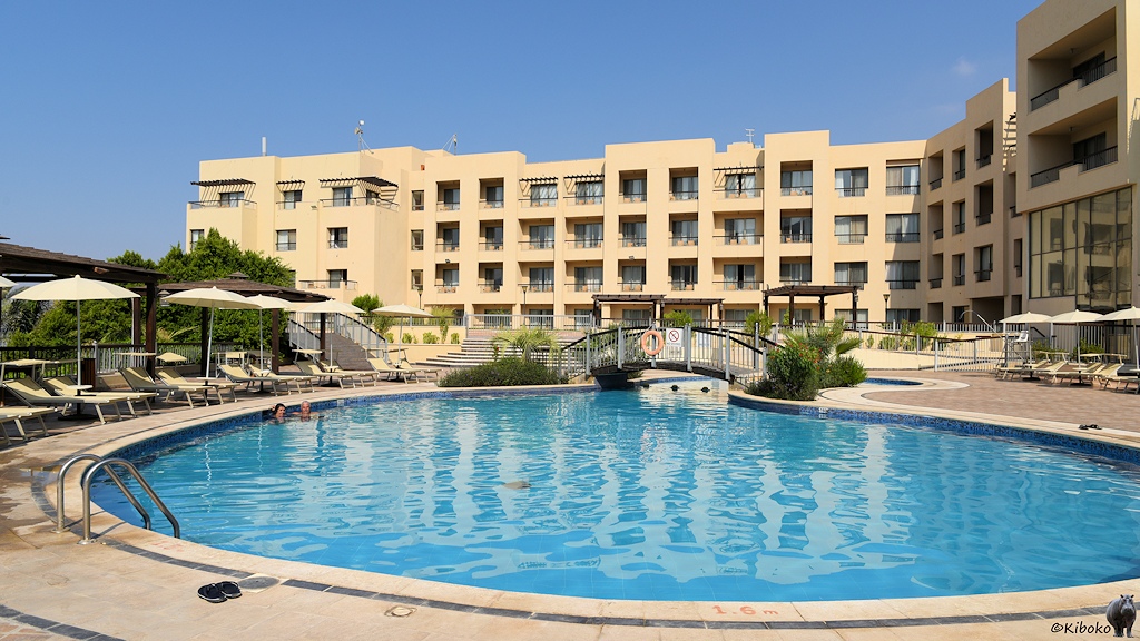Schwimmbecken vor Hotelkulisse