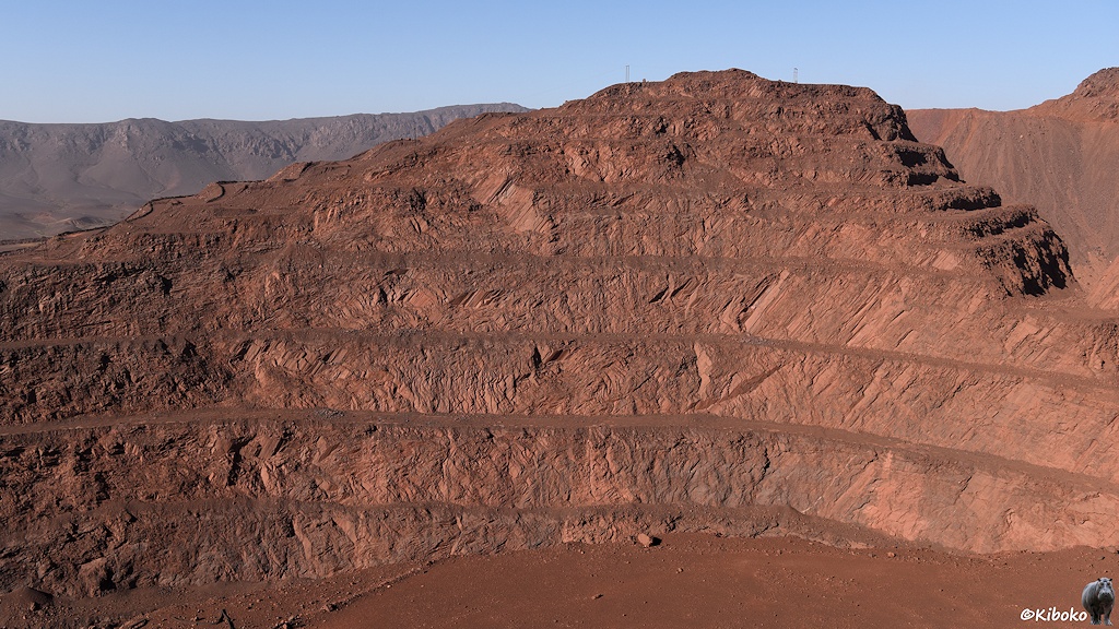 Blick auf den Gegenüberleigenden Berghang der Eisenmine mit einer Reihe von Stufen.