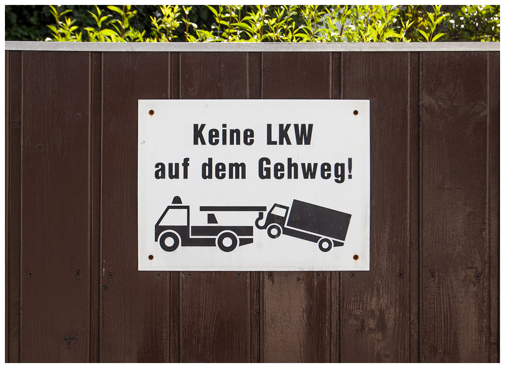 Schild%20LKW%20Gehweg001.jpg