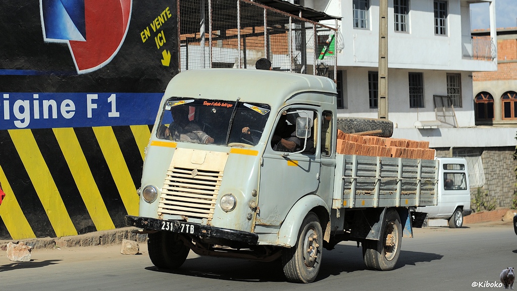 Ein alter, graublauer Citroeng LKW transportiert Steine
