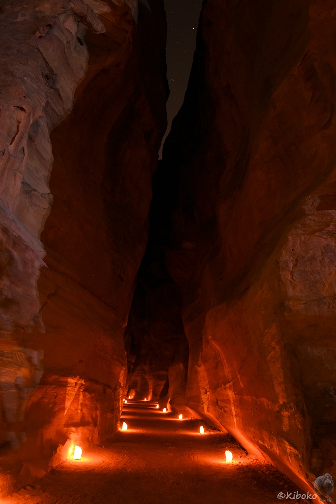 Kerzen erleuchten die Schlucht