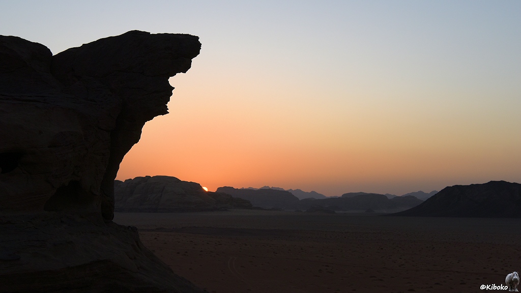 Sonnenuntergang mit Felsnadel im Vordergrund