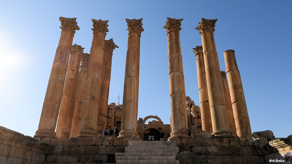 Eine Treppe führt zum Tempel mit seinen 11 Säulen