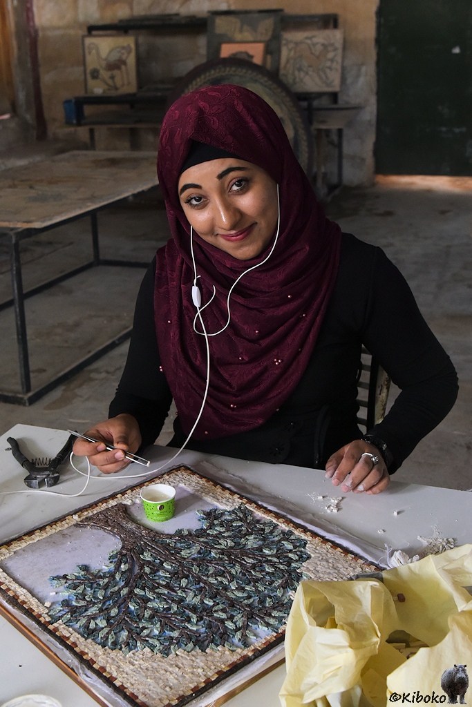 Junge Frau erstellt ein Mosaik